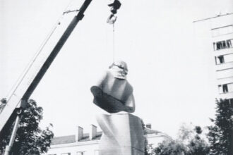 Lietuvai išsivadavus iš sovietinės okupacijos pančių, jos miestų aikštėse vienas paskui kitą griuvo ir SSRS įkūrėjo, bolševizmo pradininko Vladimiro Lenino paminklai.