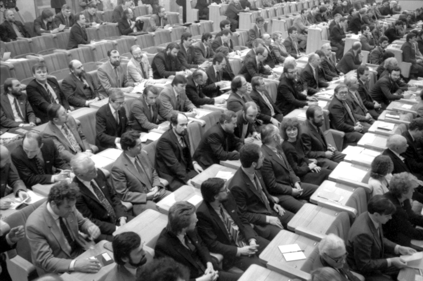 Panevėžyje išrinkti deputatai Julius Beinortas ir Jonas Liaučius (ketvirta eilė, ketvirtas ir trečias iš kairės, antras kairėje – Vytautas Landsbergis) Lietuvos Respublikos Aukščiausiosios Tarybos rūmuose, 1990-ieji. LCVA (Jono Juknevičiaus) nuotr.