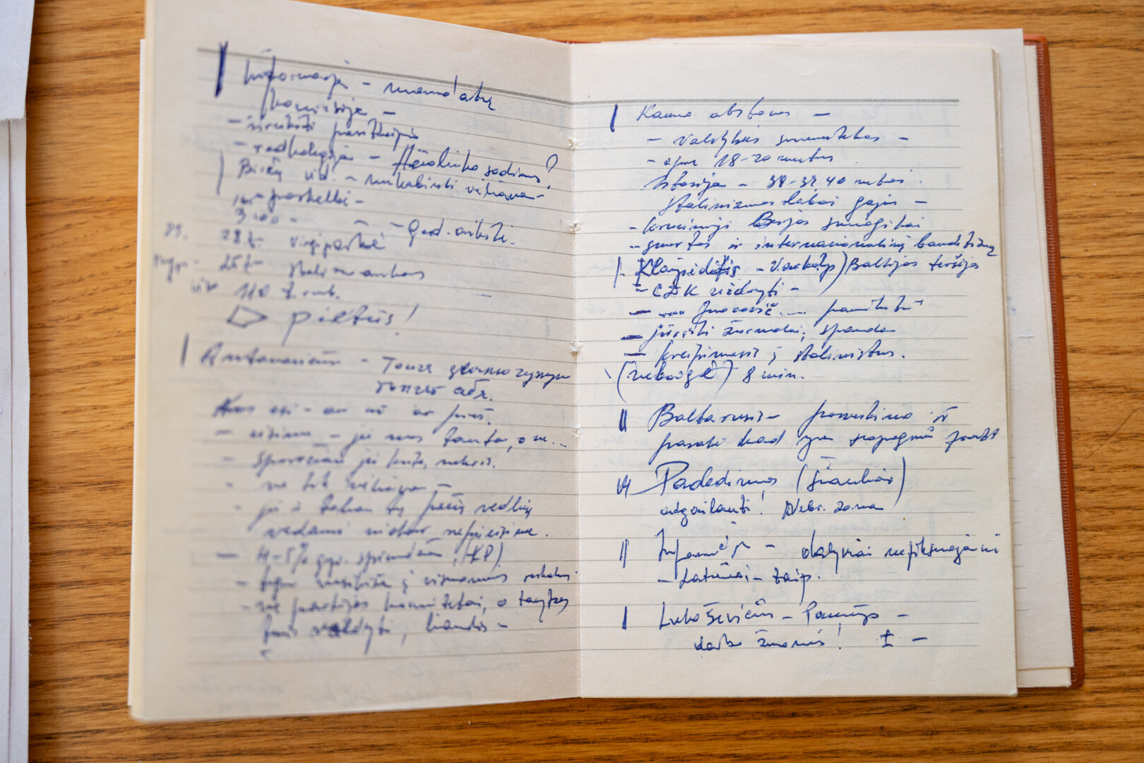 Kad teko dalyvauti Sąjūdžio steigiamajame suvažiavime, M. K. Jočys laiko didele garbe ir iki šiol saugo savo užrašus iš istorinio renginio. P. ŽIDONIO nuotr.