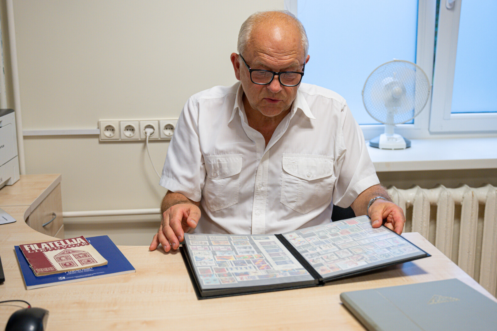 Gydytojo pomėgis – tai liudijimas, kad net ir pasirinkus sunkiausią profesiją galima rasti būdų išsaugoti save. Pašto ženklai jam tapo pabėgimo forma, asmenine terapija, be to, tai būdas išsaugoti medicinos istoriją mažyčiuose, bet iškalbinguose paveikslėliuose. P. ŽIDONIO nuotr.