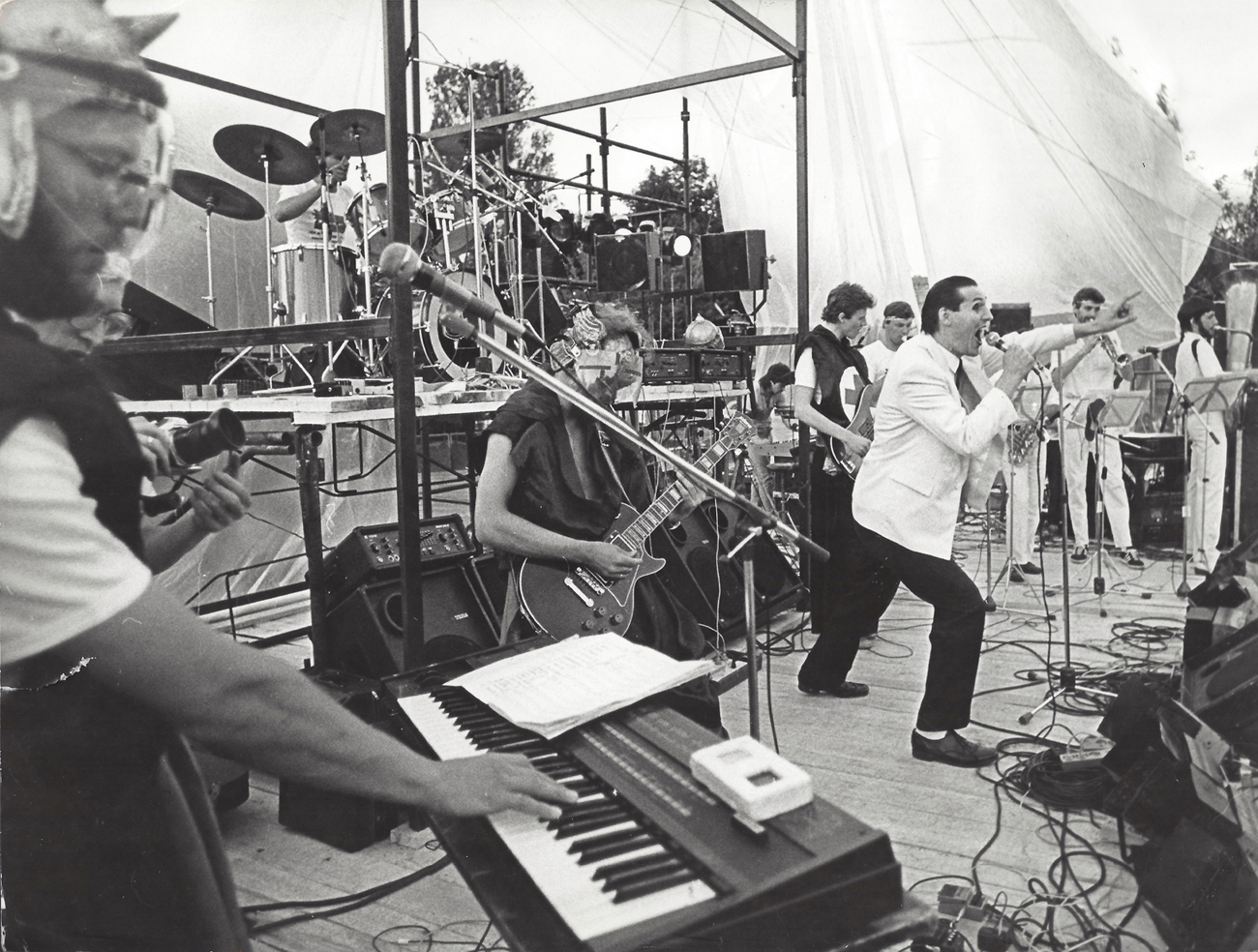 Pirmojo Roko maršo grupės „Antis“ koncertas „Dinamo“ stadione Vilniuje 1987 metų liepos 6-ąją. Vos metais anksčiau sostinės Kalnų parke nufilmuotas grupės koncertas filmui „Kažkas atsitiko“ tapo tuo savotišku lūžiu, pagimdžiusiu laisvės simboliu tapusią roko maršų idėją. MIC (R. Urbakavičiaus) nuotr.