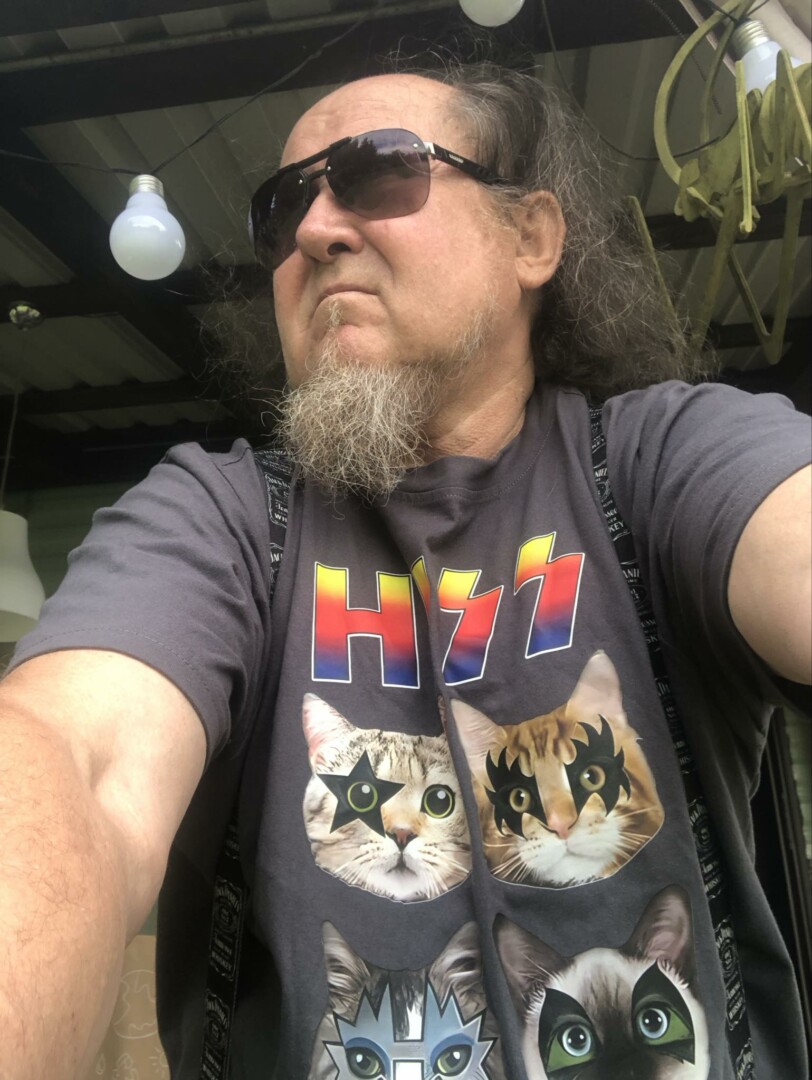 „Tikras rokeris niekada nedainuos „Reikėjo berniukams“, – taikliai šį muzikos stilių sykį yra apibūdinęs vienas jo mohikanų Panevėžyje Valdas Šeputis, kuriam elektrinės gitaros visuomet kalbėjo tik revoliucijos natomis. ASMENINIO ARCHYVO nuotr.