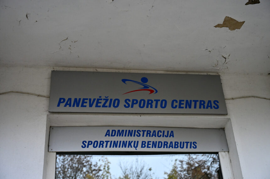 Panevėžio sporto centro trenerių kantrybės taurė persipildė. Jie rengia raštą įstaigos vadovui, reikalaudami peržiūrėti darbo užmokesčio koeficientus. Visgi treneriai prasitaria, kad nebeadekvatūs atlyginimai – tik ledkalnio viršūnė sportininkų kalvėje.