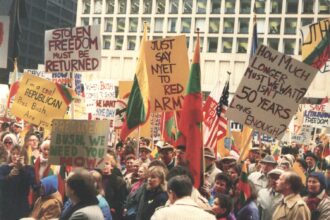 Lietuvių išeivių bendruomenės užsienyje ne tik išsaugojo savo tapatybę, bet ir tapo svarbiausia jėga, visus sovietmečio dešimtmečius išlaikiusia nepriklausomos Lietuvos idėją gyvą. Išeiviai kūrė diplomatiją be valstybės teritorijos, kovojo tarptautinėje arenoje, saugojo kultūrą tėvynės, iš kurios buvo priversti bėgti.
