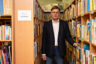 Tarpukariu veikusi Lietuvos tautinio jaunimo sąjunga „Jaunoji Lietuva“ atsikūrusi Atgimimo metais virto savotišku jaunimą išjudinusiu varikliu. Panevėžio „Saulėtekio“ progimnazijos ir „Minties“ inžinerijos gimnazijos geografijos mokytojas Saulius Kurnickas į jaunalietuvių gretas įsitraukė dar mokydamasis paskutinėse vidurinės mokyklos klasėse ir tapo vienu aktyvių Atgimimo laikotarpio liudininkų bei dalyvių.