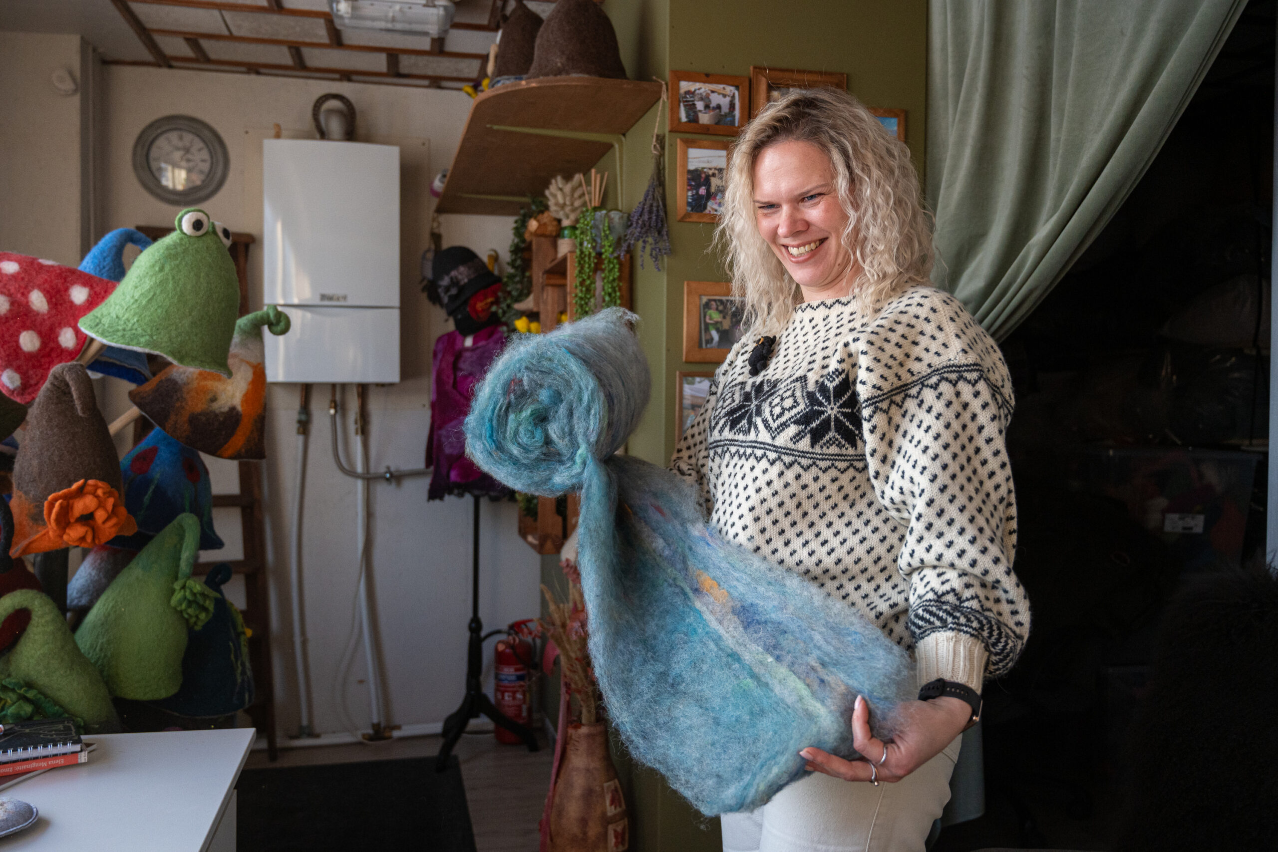 Kadaise Gintarė Kriaučiūnienė tvirtino niekada nevelsianti. Šiandien vilna – jos kasdienybė, terapija ir tiltas į mamos paliktą pasaulį. P. ŽIDONIO nuotr.