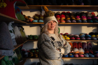 Panevėžietei Gintarei Kriaučiūnienei vilna ilgą laiką buvo tik mamos, garsios tautodailininkės, pasaulis. Tačiau jos netektis, laikas ir meilė pamažu sugrąžino Gintarę prie amato, jų giminėje einančio iš kartos į kartą. Šiandien jai vilna– ne tik rankų darbas ar paveldėtas amatas, bet ir gyvenimo būdas.