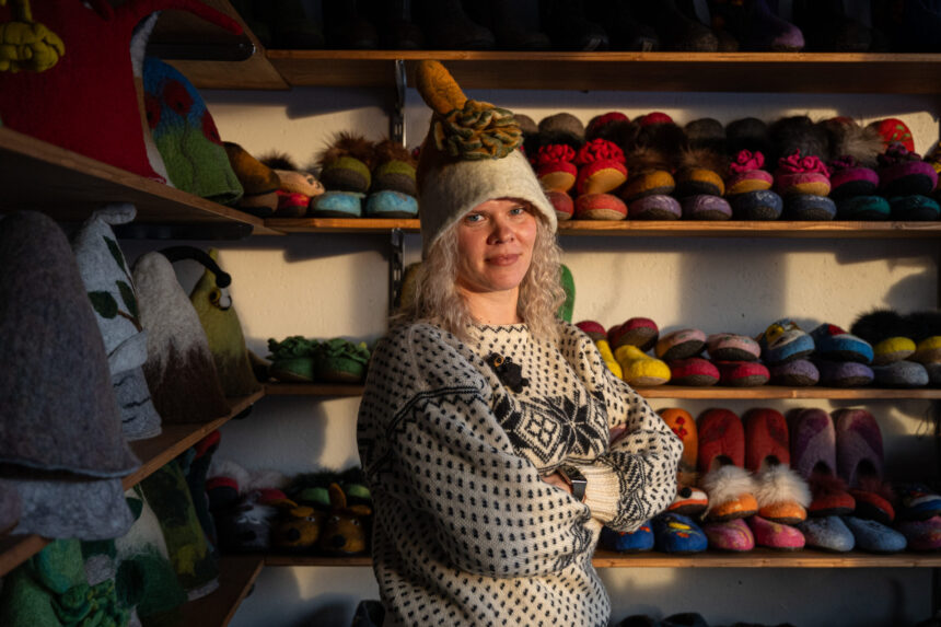 Panevėžietei Gintarei Kriaučiūnienei vilna ilgą laiką buvo tik mamos, garsios tautodailininkės, pasaulis. Tačiau jos netektis, laikas ir meilė pamažu sugrąžino Gintarę prie amato, jų giminėje einančio iš kartos į kartą. Šiandien jai vilna– ne tik rankų darbas ar paveldėtas amatas, bet ir gyvenimo būdas.