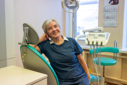 Kai panevėžietė Silvija Andrašiūnienė pradėjo profesinį kelią, dantys buvo plombuojami cementu, gydytojai dirbo be pirštinių ir kaukių, o prie auksinių danties karūnėlių tekdavo stovėti didžiulėse eilėse.