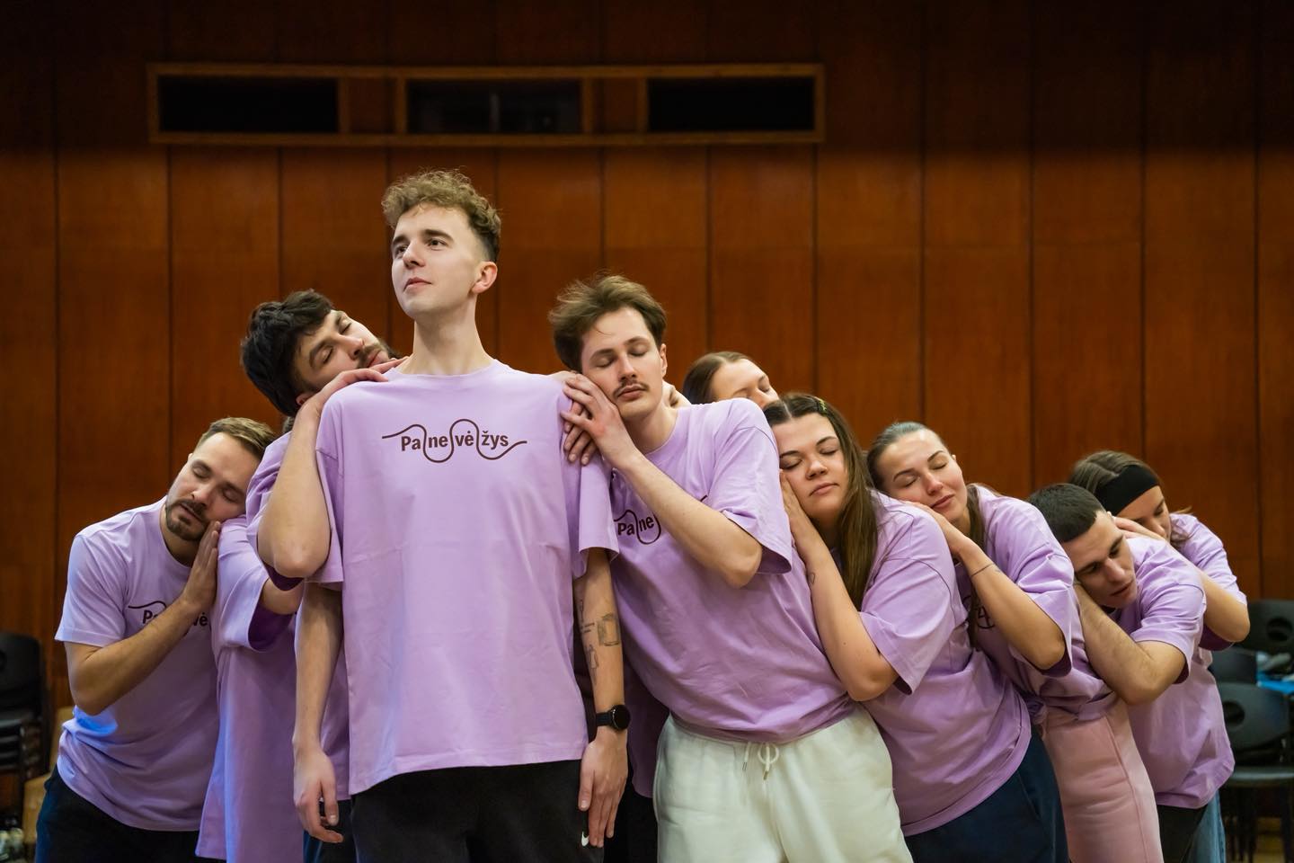 Atsakingos Panevėžio „Purpurinio“ choro kapitono pareigos patikėtos humoristui Justui Pečeliūnui, kuris, skirtingai nei kitų chorų kapitonai, iki tol neturėjo jokios dainavimo patirties. Visgi, pasak Justo, ši patirtis jam pasirodė labai įdomi. PANEVĖŽIO KULTŪROS CENTRO nuotr. 